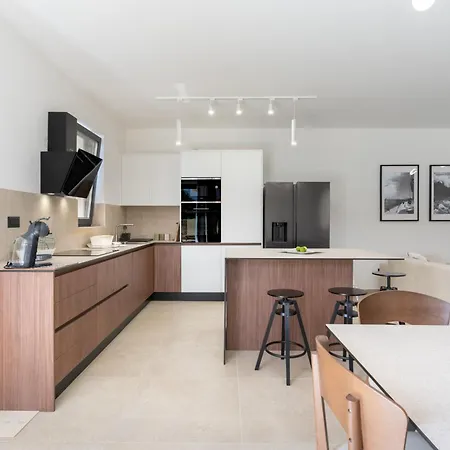 Willa Prestige Compadre Luxury Retreat In Mandre, Heated Pool, 4 Bedrooms, Seaside Comfort, New! *