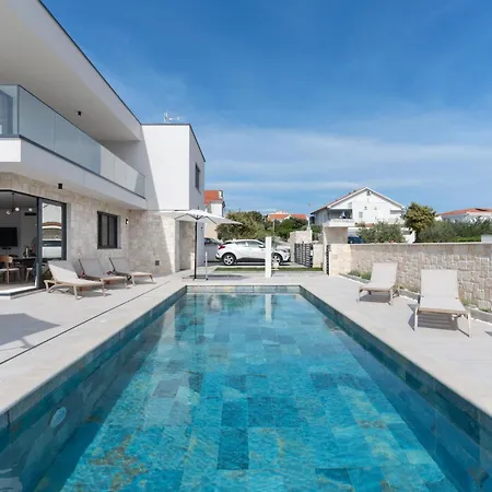Prestige Compadre Luxury Retreat In Mandre, Heated Pool, 4 Bedrooms, Seaside Comfort, New! Willa Mandre