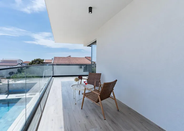 Prestige Compadre Luxury Retreat In Mandre, Heated Pool, 4 Bedrooms, Seaside Comfort, New! Villa