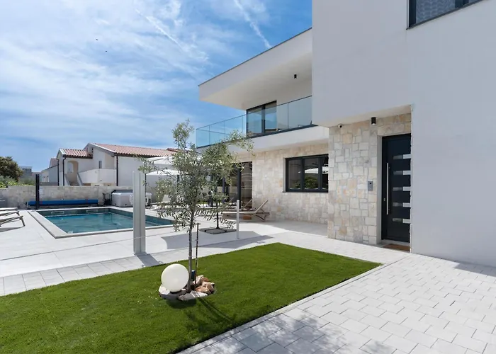 Prestige Compadre Luxury Retreat In Mandre, Heated Pool, 4 Bedrooms, Seaside Comfort, New! Mandre