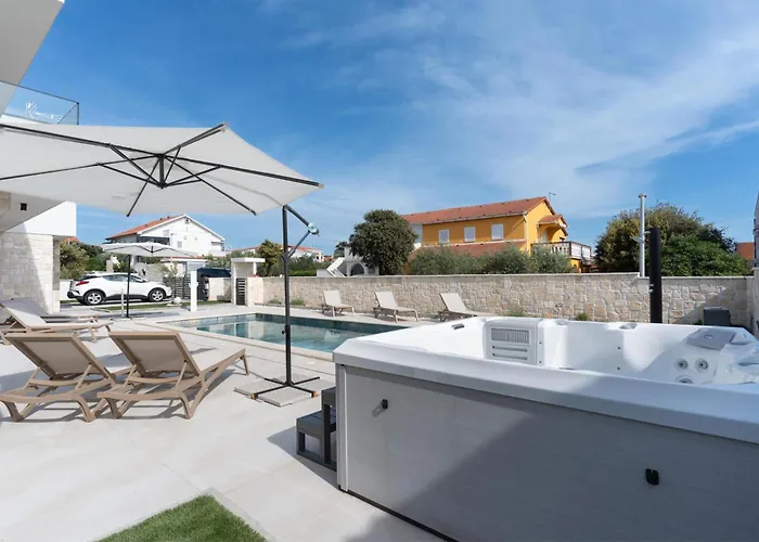 Prestige Compadre Luxury Retreat In Mandre, Heated Pool, 4 Bedrooms, Seaside Comfort, New! Villa