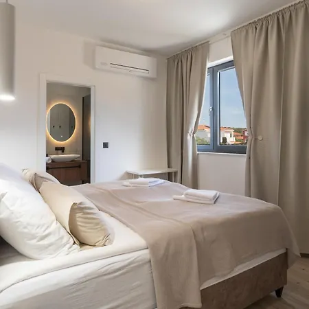 Prestige Compadre Luxury Retreat In Mandre, Heated Pool, 4 Bedrooms, Seaside Comfort, New! *