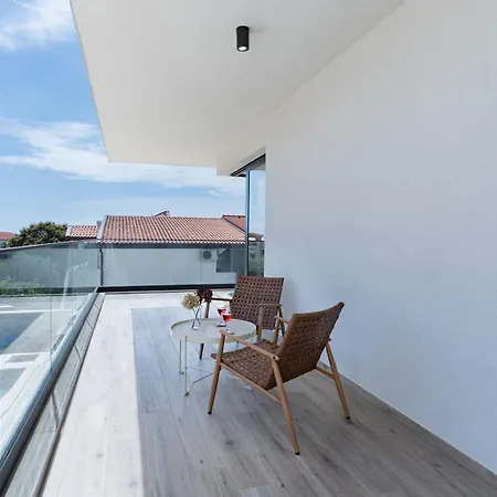 Prestige Compadre Luxury Retreat In Mandre, Heated Pool, 4 Bedrooms, Seaside Comfort, New! Villa