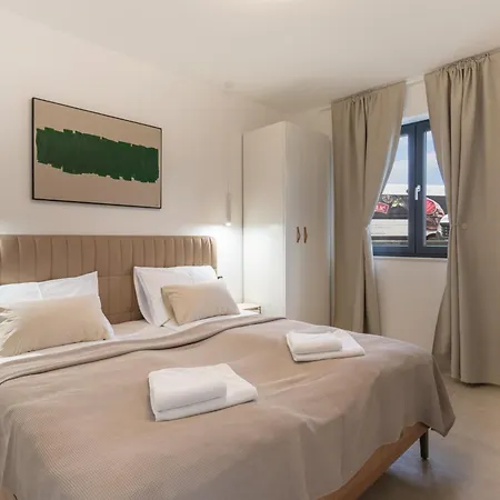 Villa Prestige Compadre Luxury Retreat In Mandre, Heated Pool, 4 Bedrooms, Seaside Comfort, New!