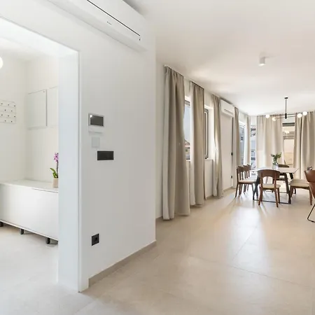 Prestige Compadre Luxury Retreat In Mandre, Heated Pool, 4 Bedrooms, Seaside Comfort, New! Villa Mandre