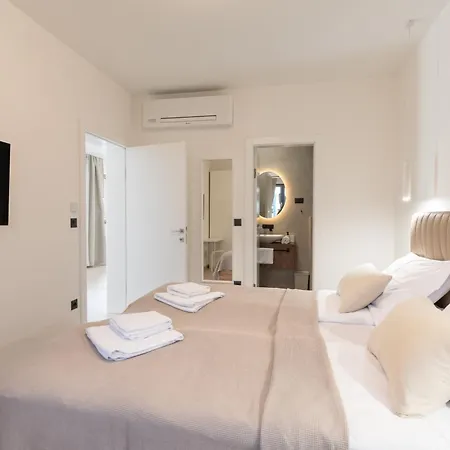 Prestige Compadre Luxury Retreat In Mandre, Heated Pool, 4 Bedrooms, Seaside Comfort, New! * Mandre
