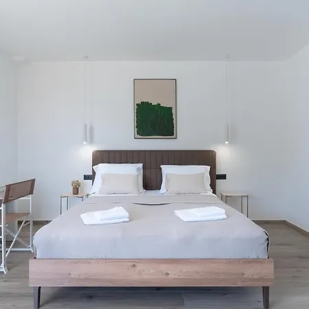 Prestige Compadre Luxury Retreat In Mandre, Heated Pool, 4 Bedrooms, Seaside Comfort, New! וילה *