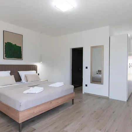 Prestige Compadre Luxury Retreat In Mandre, Heated Pool, 4 Bedrooms, Seaside Comfort, New!