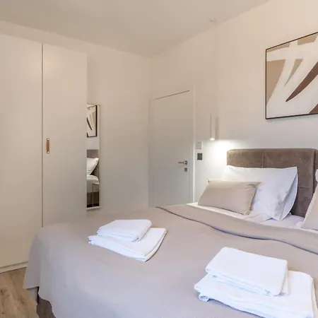 Villa Prestige Compadre Luxury Retreat In Mandre, Heated Pool, 4 Bedrooms, Seaside Comfort, New! *