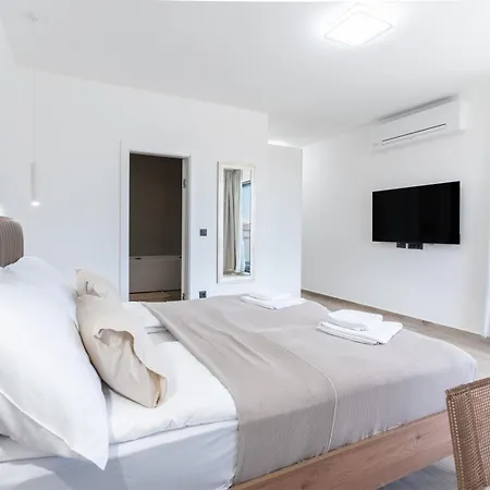 Prestige Compadre Luxury Retreat In Mandre, Heated Pool, 4 Bedrooms, Seaside Comfort, New! Villa