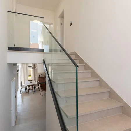 Prestige Compadre Luxury Retreat In Mandre, Heated Pool, 4 Bedrooms, Seaside Comfort, New! *