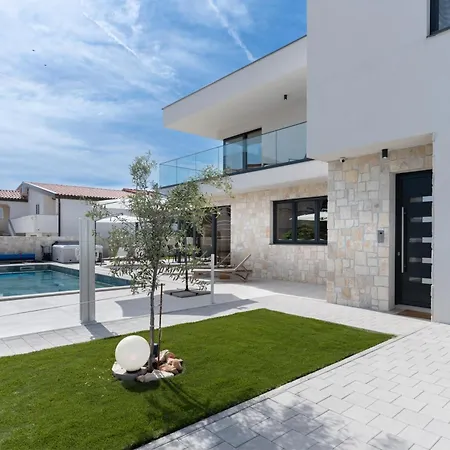 Prestige Compadre Luxury Retreat In Mandre, Heated Pool, 4 Bedrooms, Seaside Comfort, New! Mandre