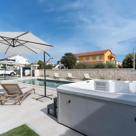 Prestige Compadre Luxury Retreat In Mandre, Heated Pool, 4 Bedrooms, Seaside Comfort, New! Villa