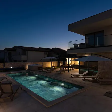Prestige Compadre Luxury Retreat In Mandre, Heated Pool, 4 Bedrooms, Seaside Comfort, New! Villa Mandre