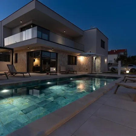 Prestige Compadre Luxury Retreat In Mandre, Heated Pool, 4 Bedrooms, Seaside Comfort, New! Mandre