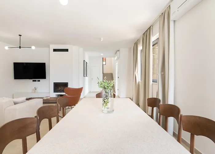 Prestige Compadre Luxury Retreat In Mandre, Heated Pool, 4 Bedrooms, Seaside Comfort, New! * Мандре