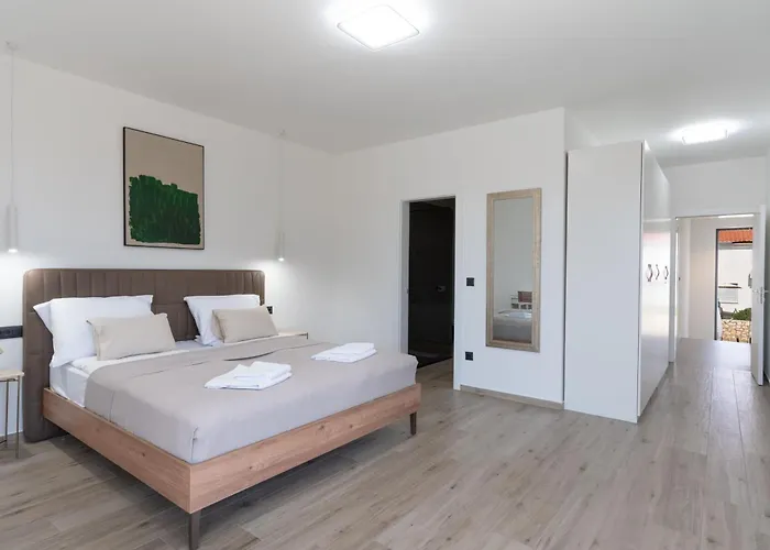 Prestige Compadre Luxury Retreat In Mandre, Heated Pool, 4 Bedrooms, Seaside Comfort, New!